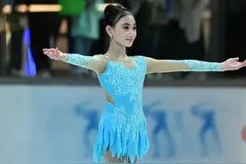 李小鹏女儿奥莉参加花样滑冰比赛，比赛失误跌倒，郭晶晶台下观摩图片