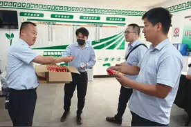 夏日送清凉 关爱入人心——郑州公交为高温天气坚守运营一线的驾驶员和调度员送上清凉和关爱图片