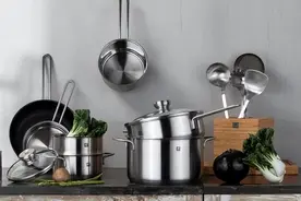 不锈钢锅外表烧得发黑，千万别再用钢丝球刷了，学会这一招，轻松省力去除黑垢还护锅图片