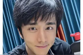 张新成晒自拍，一边学习一边看演唱会，盘点周杰伦的明星粉丝们图片