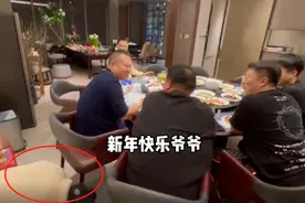 孙越岳云鹏私下喝酒聚会！小辈下跪磕头拜年，拿收款码讨要红包图片