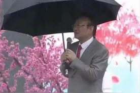 74岁蒋大为现身捞金不惜淋雨，全程打伞被嘲生活不易，两鬓已斑白图片