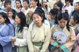 横店群演紧缺！有人两个月工资翻10倍，退休公务员也来拍戏图片