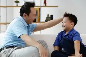 “考100分给100元”，妈妈用金钱奖励学习，小心孩子眼里只有钱图片