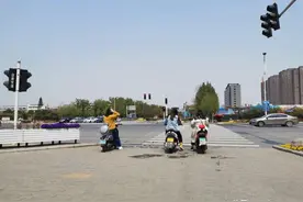 濮阳医专三女生翻墙还不能说了？这不是网暴，这是敲响疫情的警钟图片