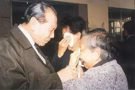 1985年台湾老兵返乡探亲，带1双袜子和5000美金，妻子：不如不回图片