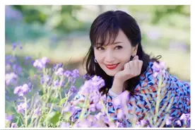 赵雅芝的穿搭，以紫色结合裙装，优雅更为时髦图片