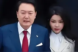 墙倒众人推：韩国第一夫人被爆偷情，绯闻对象简直是年轻版尹锡悦图片