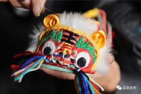 温县94岁老人缝制“虎头鞋”送乡亲！图片