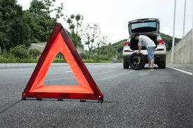 高速路上车坏了，是联系保险公司、4S店、维修店还是找交警拖车？图片