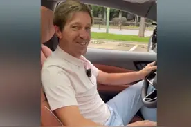 外卖小哥给豪车打广告，网友：奥迪送演唱会门票，你送外卖是吧？图片