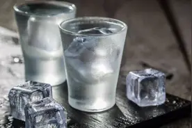 白酒可以冰着喝吗？来听听行家怎么说，建议大家也早点了解图片