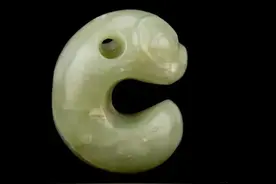 一只玉蝉15万！一头玉猪龙60万！动物造型玉器小件儿香港最新成交图片