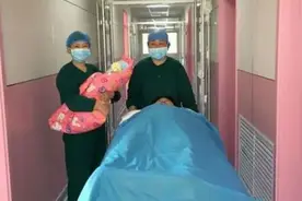 新生儿出产房后“第一抱”有讲究，牢记2抱4不抱，对宝宝影响大图片