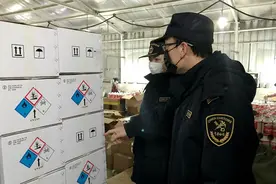 15年天津一家四口包馄饨，吃完3人丧命，家中黑板连写3个"毒"字图片