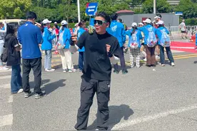 自行车吉尼斯纪录保持者跨界挑战武汉马拉松图片