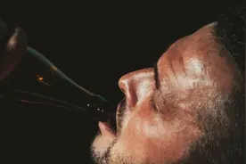 “酒鬼”的五大特征，趁早远离，建议收藏！图片