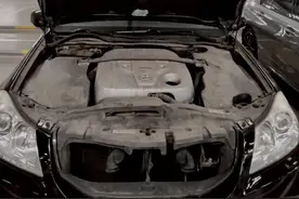 翻新一辆13代经典丰田皇冠，13万公里刚过磨合期，匠心复活变新车图片