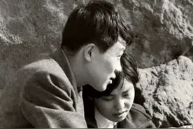 25岁副连长战前恋爱，遭部队降级处分，牺牲后多年追记一等功图片