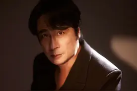 戏里是“黑帮大佬”，戏外是宠爱妻儿的“好好先生”：60岁的吴镇宇在《追光吧哥哥》里拼了图片