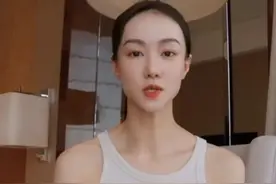 杨丽萍爱徒跳孔雀舞被批不雅，男女演员胸部紧贴，左右互蹭尺度大图片