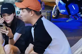 李纯马頔酒吧约会，真人好瘦比电视上还美，知情人称俩人要结婚了图片