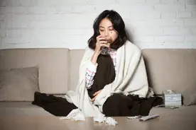 15年，男博士向领导杯中投异物，监控拍下细节，被捕时仍装傻充楞图片