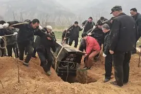 一老人去世后，遗物要不要烧掉？该物尽其用还是随逝者消逝？图片