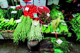 桂林市场上时令鲜货扎堆，医生特别提醒市民：采摘食用野菜野菌要非常慎重图片