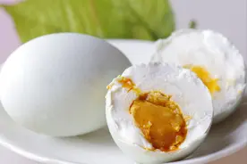 腌咸鸭蛋还在泡盐水？农村大娘教你简单方法，短时间内出油又起沙图片