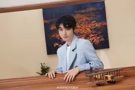 TFBOYS再晒三人写真：王俊凯搂王源、易烊千玺亲密合照图片