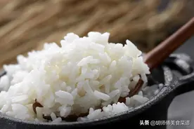 蒸米饭时，最忌只加水！教您一个饭店不外传诀窍，米饭更香更软图片