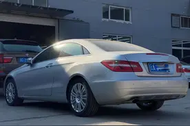 搞了辆“破烂不堪”的老款轿跑，进厂重造大翻新，满血复活变新车图片