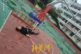 湖北一老人拆卸篮筐时意外死亡，认定工亡学校仍拒赔，罗田教育局：公安机关已介入图片