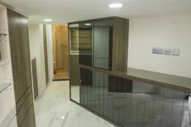 香港一家4口住18㎡“电钻房”，伸手就能碰到墙，网友：窒息图片