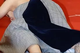 肩带崩断、裙下走光，6位女星走红毯的社死瞬间，画面太尴尬了图片