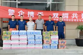 开展“八一”慰问活动，送上盐汽水、饮料、矿泉水等防暑降温物资图片