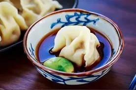 上世纪90年代，一广东男子因吃饺子不蘸酱油，被警察抓进监狱图片