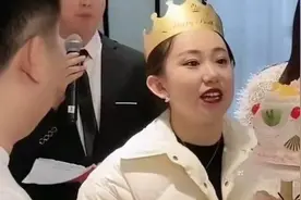 赵本山徒弟丫蛋庆35岁生日，切三层蛋糕排场大，肚子隆起疑怀三胎图片