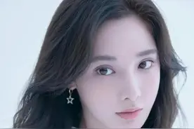 彭小苒：不愧当过主持人，上去不是先看镜头，而是浏览、熟悉稿子图片