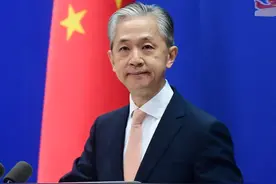 51岁“外交男神”汪文斌：谦谦君子，温润如玉，白发配黑衣气质绝图片