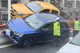 路政工程车“仗势欺人”故意挤撞奥迪车后逃逸 细节过程令人愤怒图片