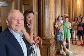 杨紫琼秀60岁生日派对照，穿吊带装打扮优雅，携76岁未婚夫秀恩爱图片