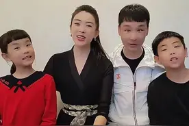 刘和刚一家合唱迎新年！教授妻子穿国风礼服好惊艳，子女可爱像爸图片