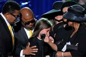 09年杰克逊去世后，女儿14岁被性侵15岁自杀未遂，如今怎样了？图片