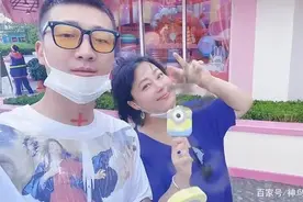 52李菁菁与小21岁的老公暴晒甜蜜，三个女儿更是与众不同图片