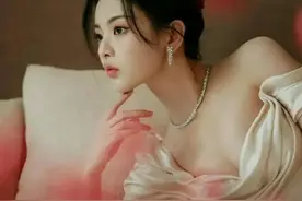 杨超越绝美写真合集，氛围感直接拉满，让人简直太爱了图片