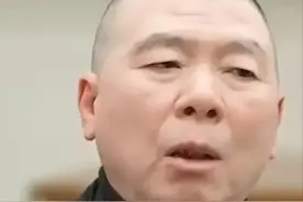 冯小刚多年白癜风消失了！脸上光溜模样变化大，自称没吃任何药图片