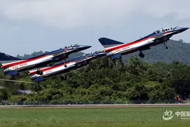 中国空军八一飞行表演队精彩亮相于第十六届兰卡威国际海事和航空展图片