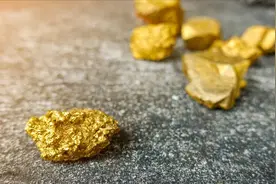 非洲“有钱”的部落，女性内衣、美甲都是镶金的，酋长妻子有80个图片